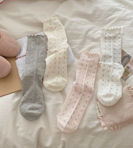 Details von vier Paar Baumwollsocken mit Blumennetz, Rüschenrand und atmungsaktivem Muster