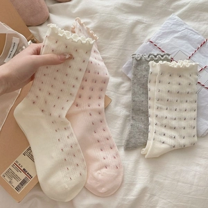 Details von Baumwoll-Netzsocken mit Rollsaum und Blumenmuster in sanften Farben