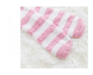 Détail macro de chaussettes en polaire corail à rayures roses et blanches très douces