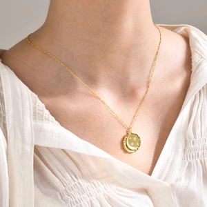 Collier céleste doré avec pendentifs lune et étoile sertis de zircone sur une chaîne fine