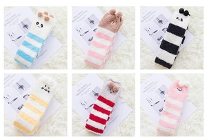 Détail de chaussettes d'hiver en polaire corail à rayures avec broderies d'animaux 3D