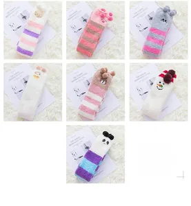 Détails des chaussettes rayées en polaire corail avec divers motifs d'animaux mignons