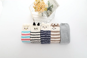 Détail de cinq paires de chaussettes hautes en polaire corail avec oreilles d'animaux