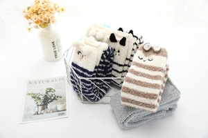Détail de chaussettes hautes rayées en polaire corail présentées dans un panier déco