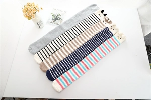 Vue détaillée de cinq paires de chaussettes hautes en polaire corail avec oreilles d'animaux