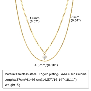Dettaglio di collana doppia in acciaio inossidabile con zircone quadrato e catena snake