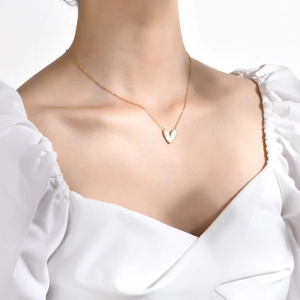 Élégant Collier Pendentif Coeur Asymétrique en Coquillage Acier Inoxydable Plaqué Or Nacre Chaîne Bijoux Cadeau Femmes