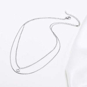 Dettaglio della collana a doppio strato in argento con zircone quadrato e catena snake