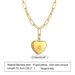 Collier trombone en acier doré avec pendentif cœur en zircone et motif soleil gravé