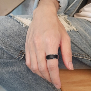 Detailed shot of an 8mm men's tungsten ring with black matte inlay and silver bevelled edges