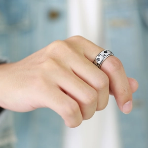 Bague as de pique en acier inoxydable style hip hop portée à la main avec fond en jean
