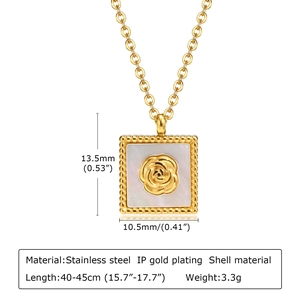 Détail du pendentif carré rose avec incrustation de nacre et chaîne en acier inox
