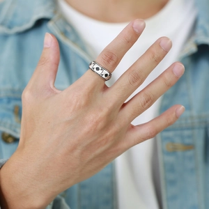 Détail d'une bague hip-hop en acier inoxydable avec motif as de pique et gravure rétro