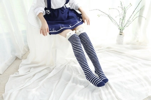 Détail des chaussettes hautes rayées bleues en polaire corail avec mignonnes oreilles de chat