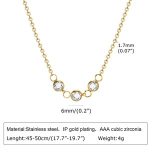 Détail du collier ajustable en acier doré avec 3 pierres rondes en zircon cubique