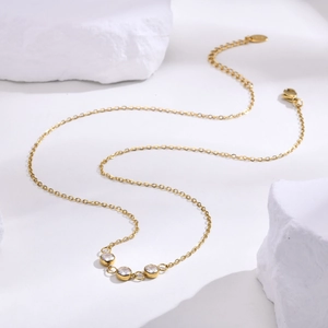 Simple Collier Pendentif en Zirconia en Acier Inoxydable Plaqué Or pour Femme Élégant Collier de Chaîne en Zirconia Cubique Serti Clos Rond