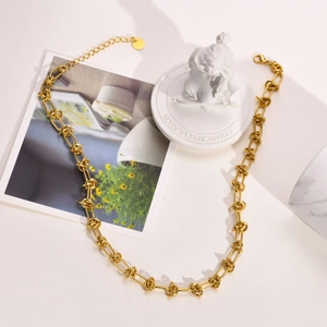Collier minimaliste à nœuds dorés en acier inoxydable avec design élégant à maillons ovales