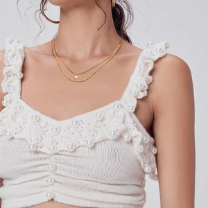 Collana a doppio strato in acciaio inossidabile dorato con ciondolo a rombo su modella