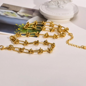 Collier ras du cou minimaliste en acier inoxydable doré avec maillons ovales et nœud