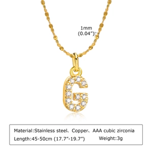 Détail du pendentif lettre G doré avec zircons AAA sur une chaîne en acier inoxydable
