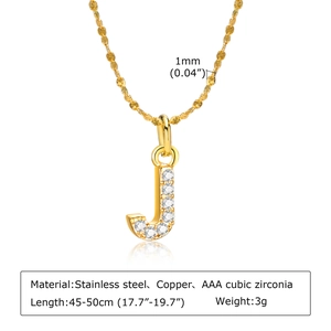 Détail du pendentif lettre J dorée avec incrustations de zircone sur chaîne en acier