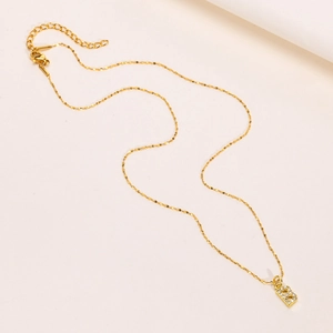 Collier en acier inoxydable doré orné d'un pendentif lettre B serti de zircons étincelants