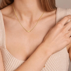 Collier Pendentif Lettre M en Acier Inoxydable Plaqué Or pour Femmes Bijoux Géométriques Alphabet Personnalisés Cadeau