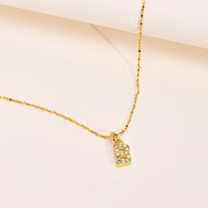 Vue détaillée du collier pendentif lettre B doré serti de zircons brillants