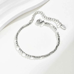 Détail du bracelet chaîne à maillons argentés avec fermoir mousqueton et étiquette R18