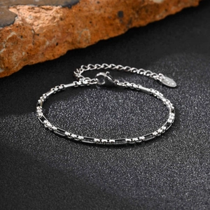 Détail du bracelet en argent S925 avec maillons rectangulaires, perles et fermoir mousqueton