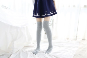 Chaussettes de nuit hautes grises en polaire corail avec revers élastiques confortables