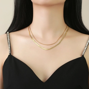 Zweilagige goldene Titanstahl-Halskette mit feiner Perlenkette und flacher Schlangenkette