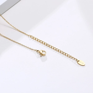 Collier doré en acier inoxydable avec pendentif M, fermoir mousqueton et gravure K18