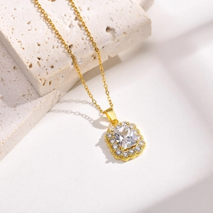 Dettaglio di una collana con pendente in zircone bianco quadrato e finitura dorata