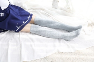 Gros plan sur des chaussettes hautes en polaire corail bleu clair douces et épaisses