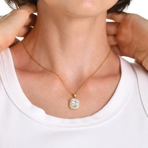 Dettaglio della collana con pendente quadrato in zircone bianco, finitura in metallo dorato
