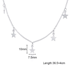 Détails du collier étoile montrant la taille 10x7,5mm et la longueur de chaîne ajustable