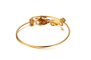 Détail du bracelet ajustable doré en acier inoxydable avec ses pendentifs en cœur