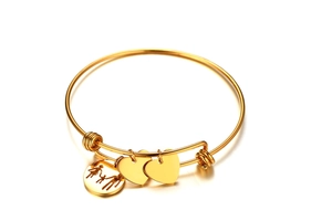 Détail du bracelet ajustable doré avec breloques en cœur et pendentif silhouette famille