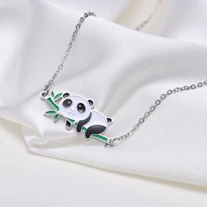 Edelstahl Cartoon Panda Umarmt Bambus Anhänger Halskette Für Damen Poliert Emaille Tropfkleber Tier Schmuck Mode Accessoire