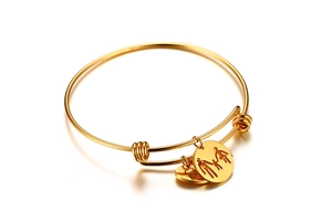 Bracelet ajustable doré en acier avec pendentif silhouette de famille ajourée