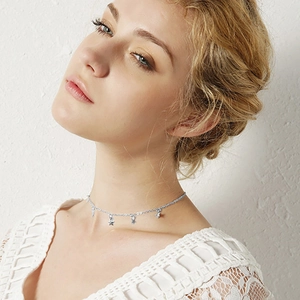 Collier ras du cou minimaliste en acier inoxydable avec cinq pendentifs étoiles sur modèle