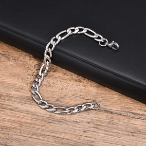 Vue détaillée du bracelet gourmette Figaro argenté avec maillons polis et fermoir homard