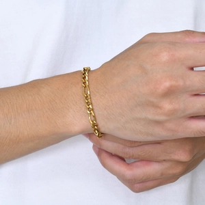 Bracelet chaîne Figaro classique pour homme en acier inoxydable doré porté au poignet