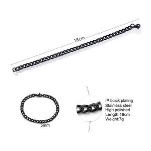 Makrodetails einer schwarzen IP-beschichteten Edelstahlkette mit sicherem Karabiner
