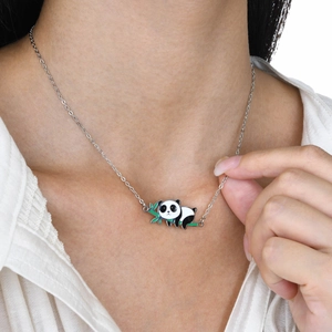 Nahaufnahme des Pandabären-Anhängers an einer feinen Edelstahlkette am Model