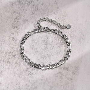 Détail du bracelet chaîne Figaro argenté poli avec fermoir mousqueton et extension