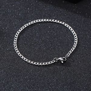 Detailansicht eines silbernen Panzerarmbands aus Edelstahl mit sicherem Karabinerverschluss
