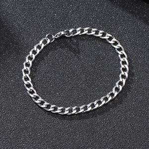 Nahaufnahme eines silbernen NK-Kettenarmbands aus Edelstahl mit Karabinerverschluss