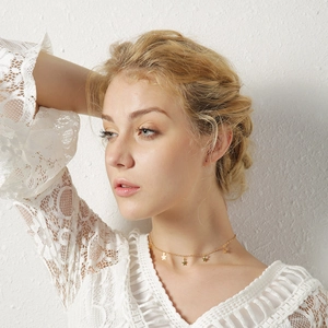 Collier ras du cou doré élégant avec cinq pendentifs étoiles sur une chaîne délicate
